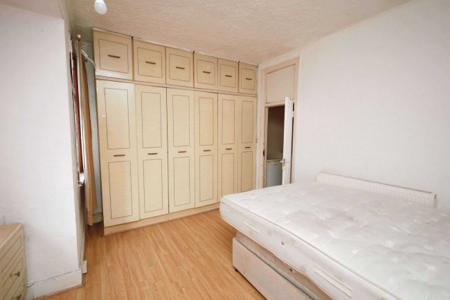 48 Pulleyns Avenue, East Ham, London E6 3LZ 8