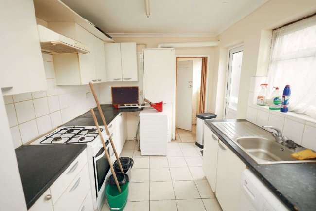 48 Pulleyns Avenue, East Ham, London E6 3LZ 8