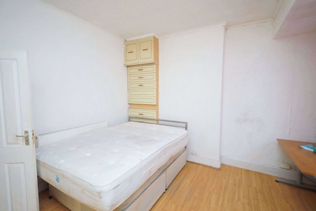 48 Pulleyns Avenue, East Ham, London E6 3LZ 8