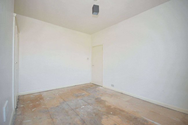 23c Essex Road, London W3 9JA 9