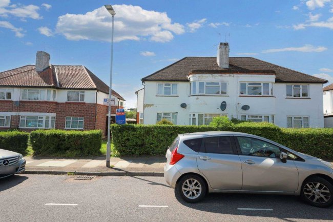 9A Alandale Drive, Northwood, Pinner, HA5 3UP 1