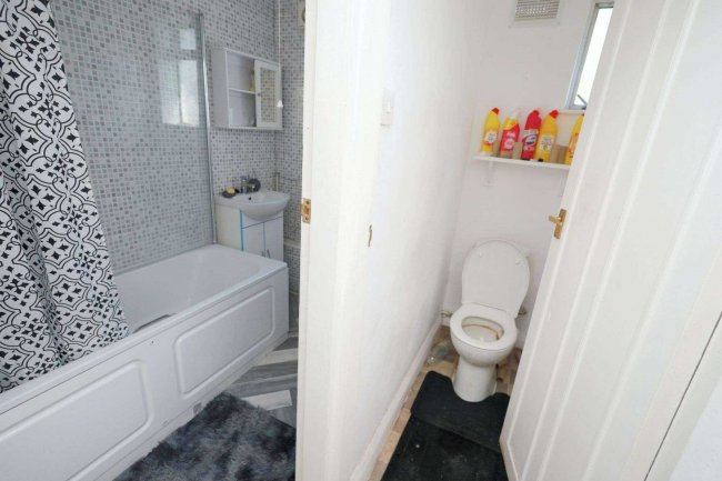 9A Alandale Drive, Northwood, Pinner, HA5 3UP 1