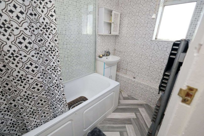 9A Alandale Drive, Northwood, Pinner, HA5 3UP 1