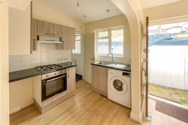 3C Doggett Road, Catford, London, SE6 4PZ 5