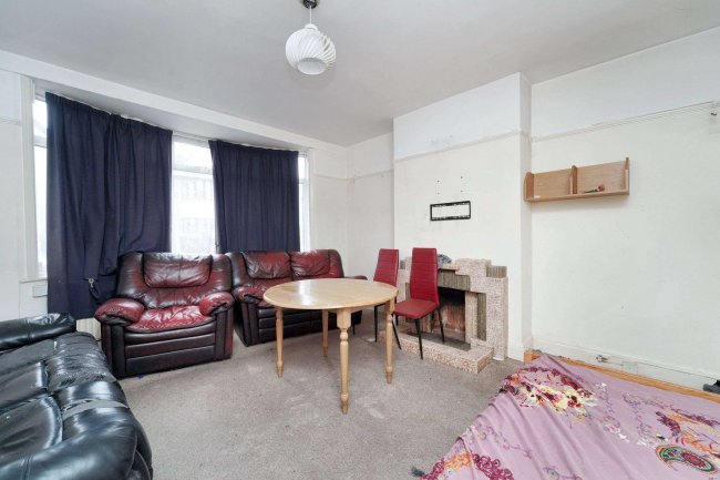 61 District Road, Wembley, HA0 2LF 8