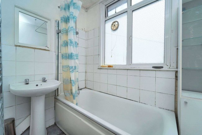 61 District Road, Wembley, HA0 2LF 8