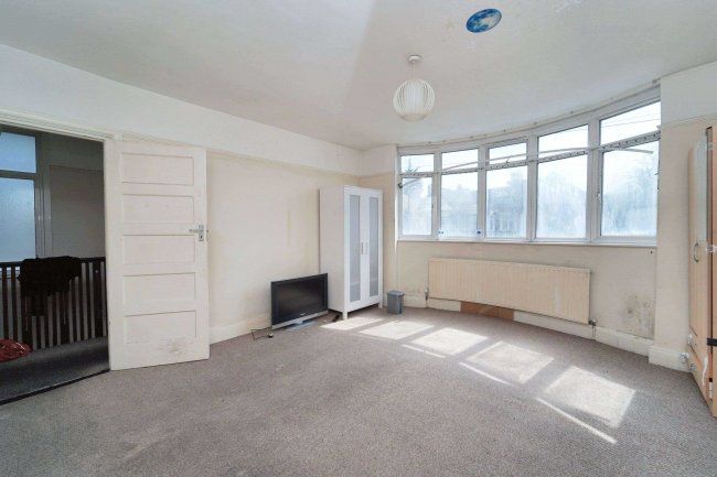 61 District Road, Wembley, HA0 2LF 8