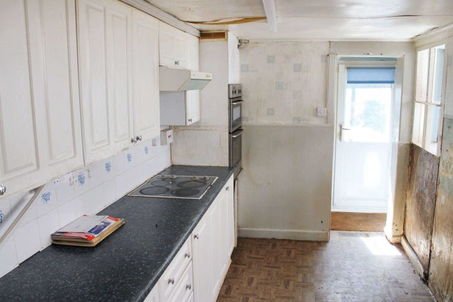 11 Oswald Road, Dover, CT17 0JT 1