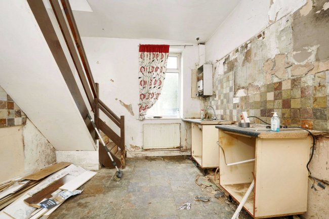 2 Sun View, Heyside, Royton, Oldham, OL2 6HX 8