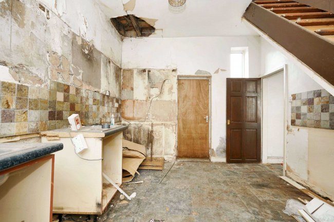 2 Sun View, Heyside, Royton, Oldham, OL2 6HX 8