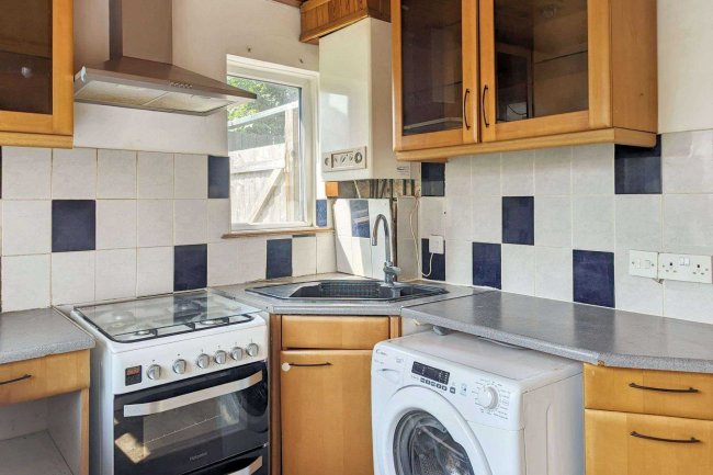 8 Dickensons Lane, London SE25 5HJ 10