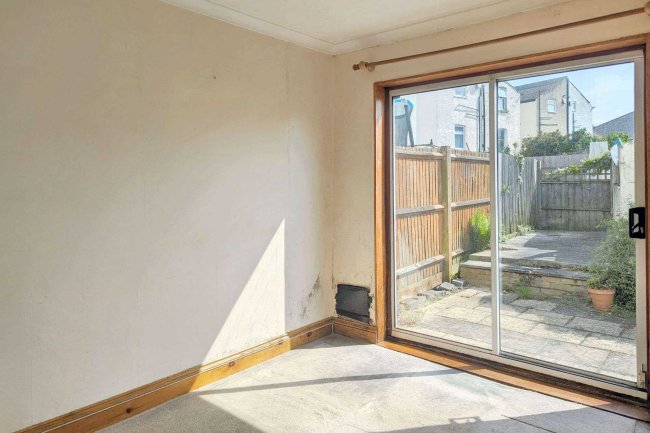 8 Dickensons Lane, London SE25 5HJ 10