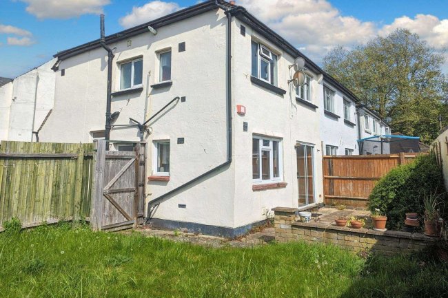 8 Dickensons Lane, London SE25 5HJ 10