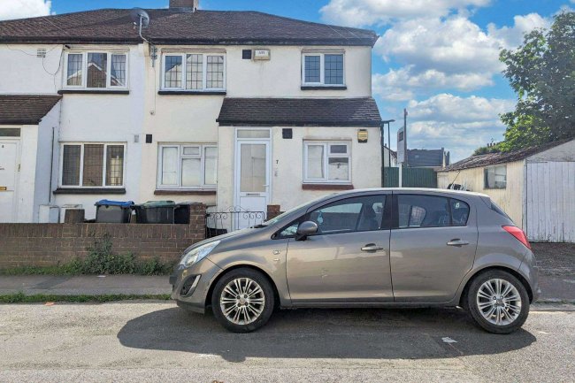 8 Dickensons Lane, London SE25 5HJ 10