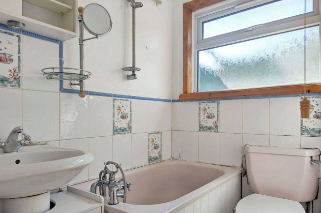 8 Dickensons Lane, London SE25 5HJ 10