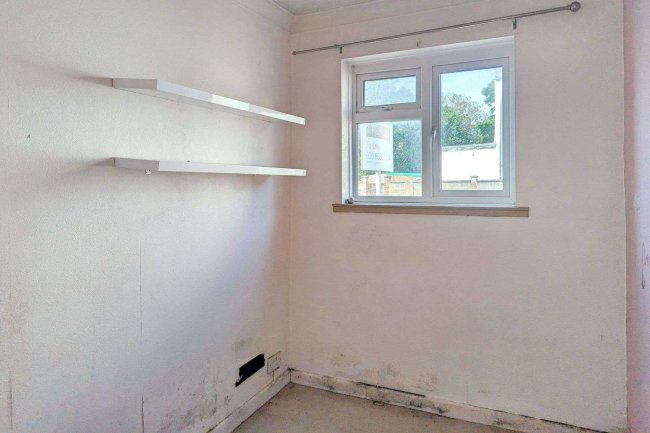 8 Dickensons Lane, London SE25 5HJ 10