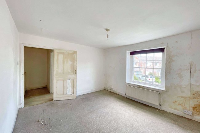 12/12A  East Street, Chard, TA20 1EP 6