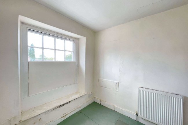 12/12A  East Street, Chard, TA20 1EP 6