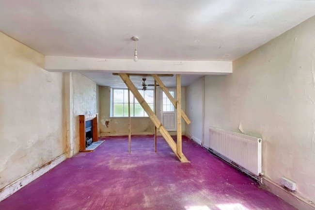 12/12A  East Street, Chard, TA20 1EP 6