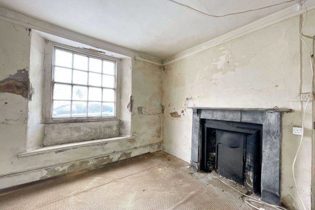 12/12A  East Street, Chard, TA20 1EP 6