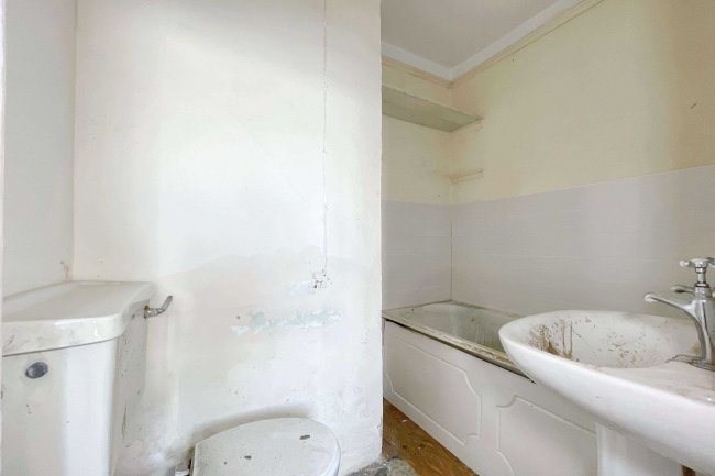 12/12A  East Street, Chard, TA20 1EP 6