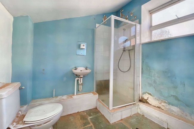 12/12A  East Street, Chard, TA20 1EP 6