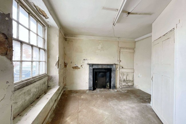 12/12A  East Street, Chard, TA20 1EP 6