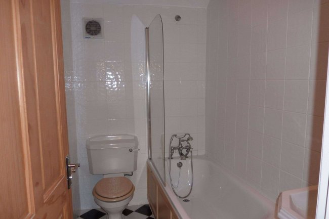 210 High Road, Woodford, Essex, IG8 9HH 5