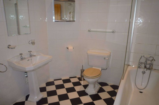 210 High Road, Woodford, Essex, IG8 9HH 5