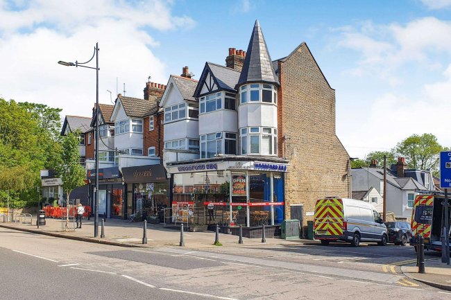 210 High Road, Woodford, Essex, IG8 9HH 5