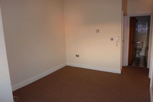 210 High Road, Woodford, Essex, IG8 9HH 5