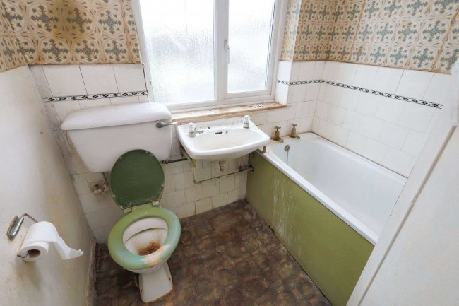 5 Ashford Crescent, Enfield EN3 7HU 10