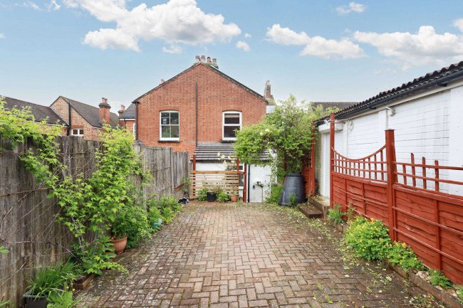 23 Aldenham Road, Radlett, Hertfordshire, WD7 8AU 2