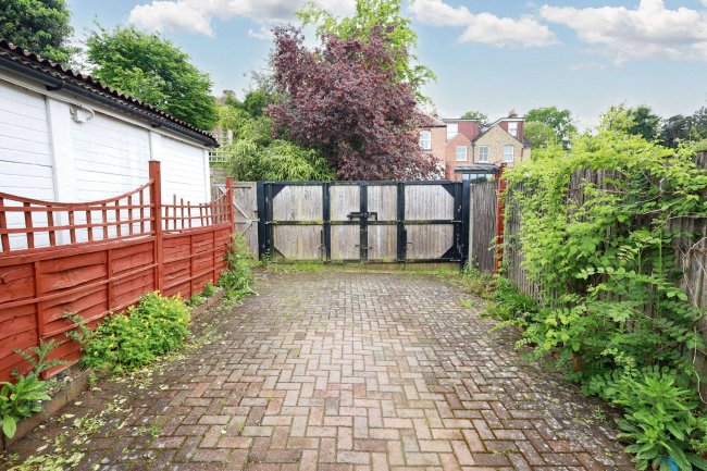 23 Aldenham Road, Radlett, Hertfordshire, WD7 8AU 2