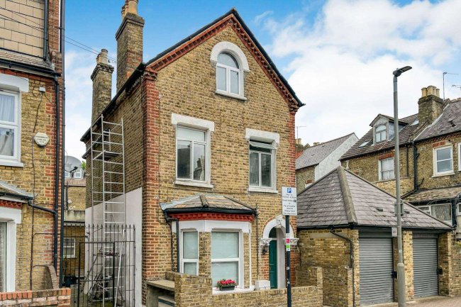 First Floor Flat, 2 Balvernie Grove, Southfields, London, SW18 5RU 6