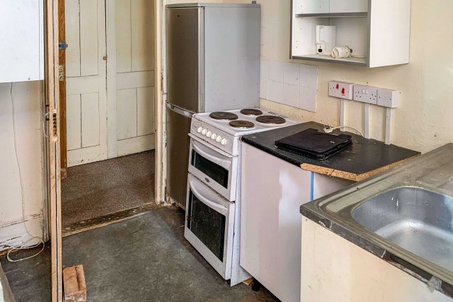 Rear flat, 2 Clarence Buildings, Avenue Road, Freshwater, Isle Of Wight, PO40 9UU 7
