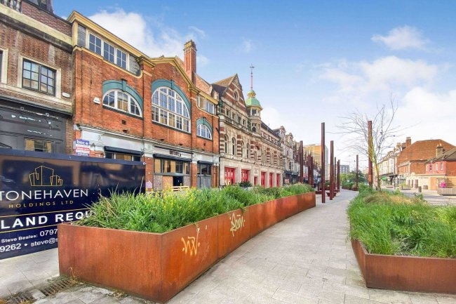 38 Holdenhurst, Bournemouth, Dorset BH8 8AD 5