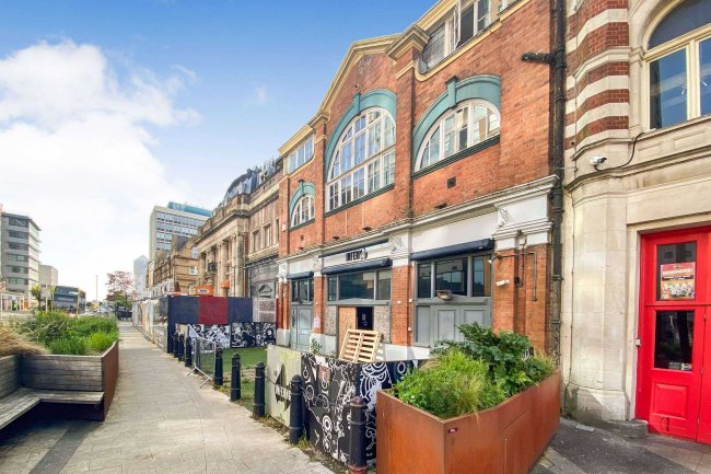 38 Holdenhurst, Bournemouth, Dorset BH8 8AD 5