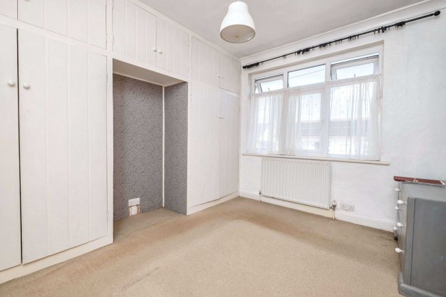 33 Ayebridges Avenue, Egham, Surrey, TW20 8HS 3