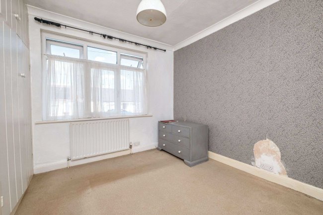 33 Ayebridges Avenue, Egham, Surrey, TW20 8HS 3