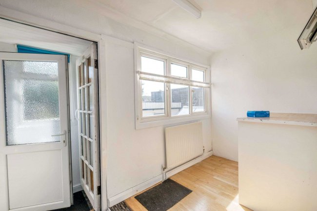 33 Ayebridges Avenue, Egham, Surrey, TW20 8HS 3