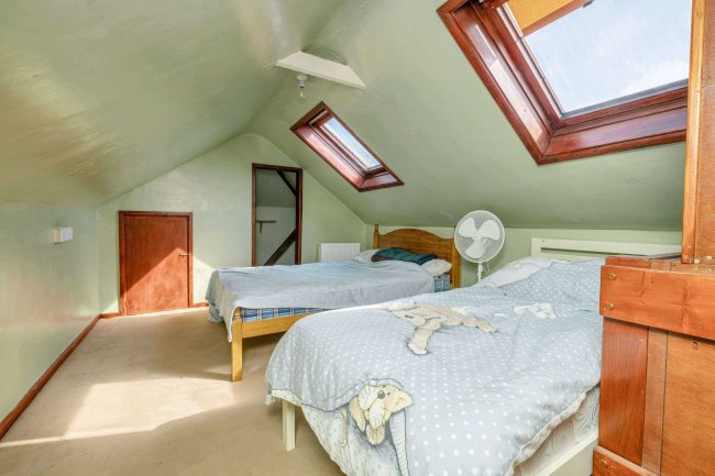 33 Ayebridges Avenue, Egham, Surrey, TW20 8HS 3