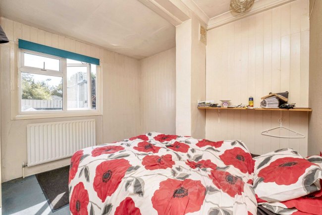 33 Ayebridges Avenue, Egham, Surrey, TW20 8HS 3