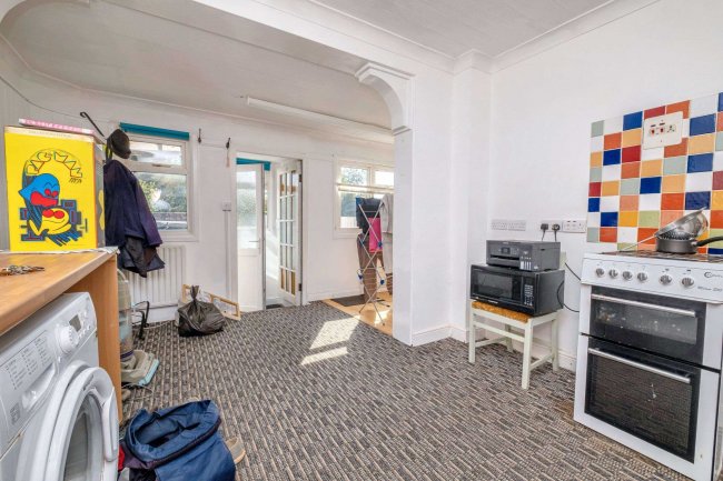 33 Ayebridges Avenue, Egham, Surrey, TW20 8HS 3