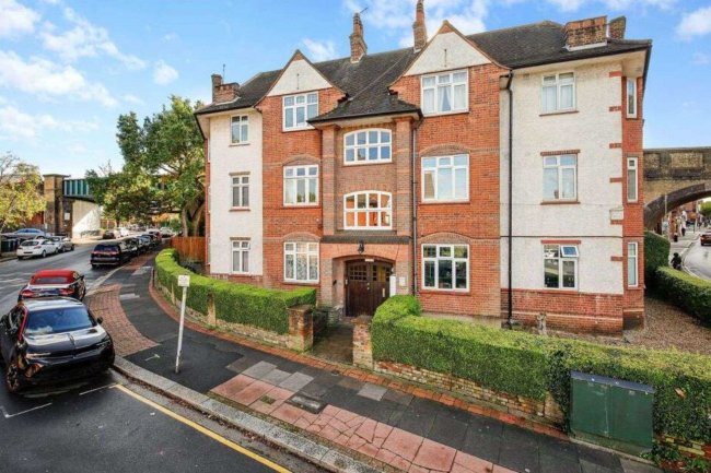 Flat 2, Crescent Court, Golders Green Crescent, Golders Green, NW11 8JP 2