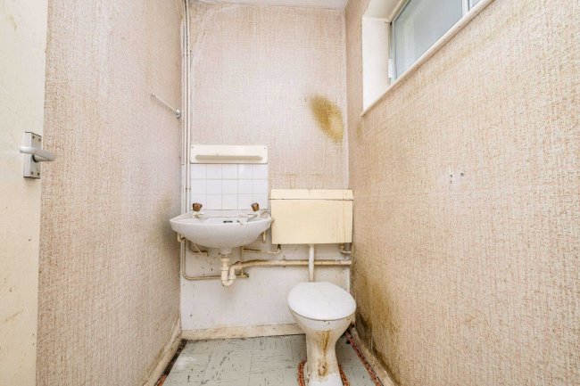 49 Copenhagen Close, Luton LU3 3TF 5