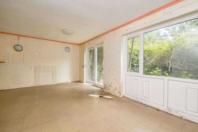 49 Copenhagen Close, Luton LU3 3TF 5