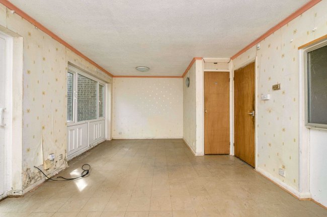 49 Copenhagen Close, Luton LU3 3TF 5