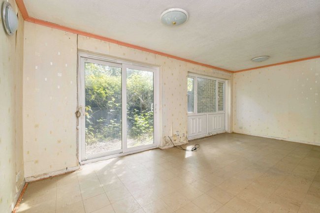 49 Copenhagen Close, Luton LU3 3TF 5