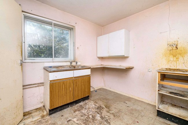 49 Copenhagen Close, Luton LU3 3TF 5